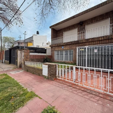 Blas Parera 852 - Casa De 2 Dormitorios Con Cochera Y Patio En Alquiler - Alberdi, Rosario