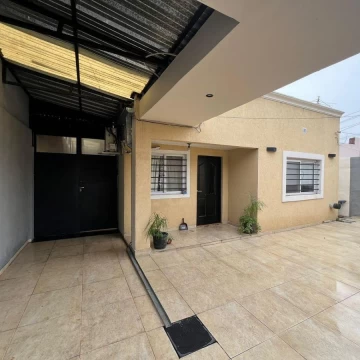 CASA C/COCHERA JARDÍN REFACCIONADA EN RINCON DE MILBERG 