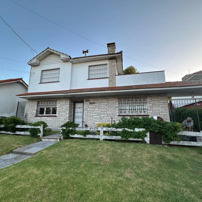 Venta casa en block con parrilla, cochera, terraza con vista al mar - Punta Mogotes Mar Del Plata