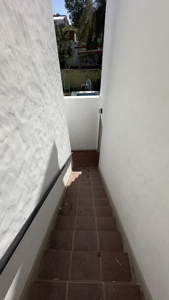 Escalera de acceso a planta alta
