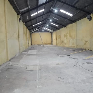 DEPOSITO/ LOCAL EN PASO MOLINO INGRESO 4,5 MTS DE ALTO