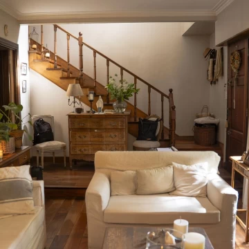 Venta casa 5 ambientes zona Los Troncos con jardín