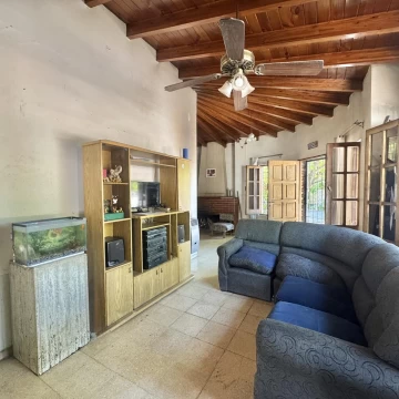 Casa en venta en Dorrego, Guaymallén, 4 dormitorios, patio y cochera
