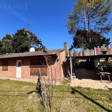 Venta casa 3 ambientes con pileta, en lote de 730m2, calle G. De La Vega, Parque Sakura