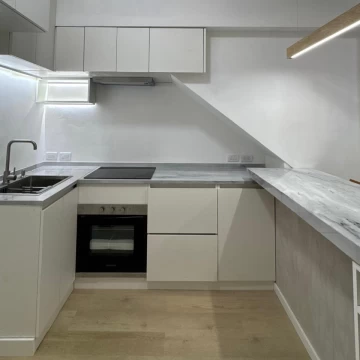 Venta local, totalmente reciclado, con patio Martinez.