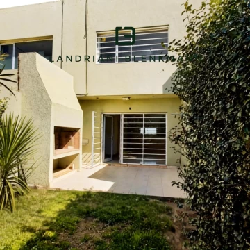 DUPLEX DOS DORMITORIOS C/ ENTRADA VEHICULAR