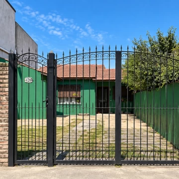Casa 2 Amb en Lote propio con potencial y cochera para 3 autos.