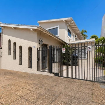 Oportunidad Casa 6 ambientes con Pileta en Martinez