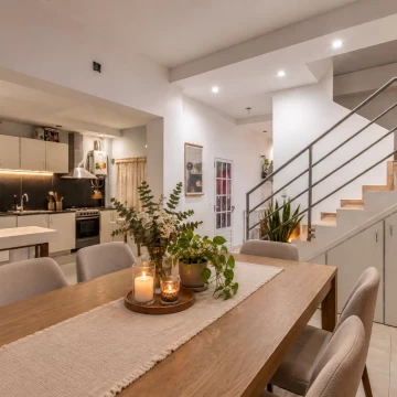 Venta. PH tipo casa al frente con cochera, balcon terraza y sin expensas. Wilde
