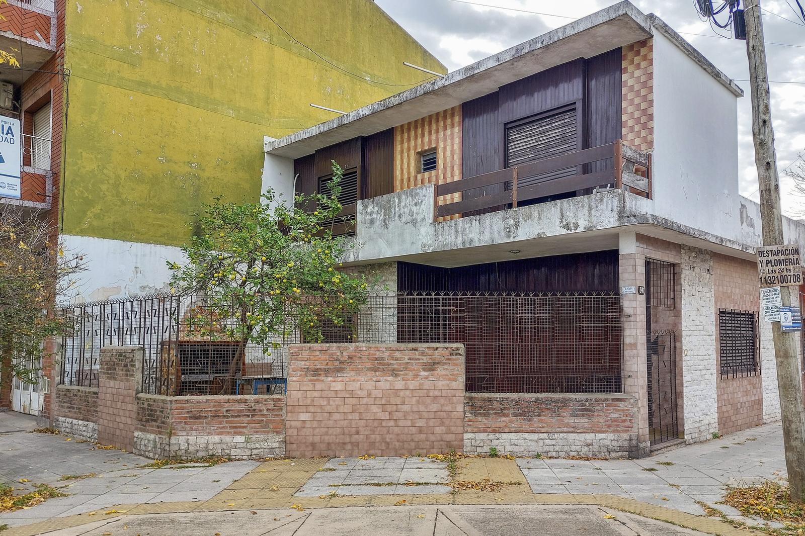Casa en esquina | 3 dormitorios, garage y terraza | Nueva Pompeya - Principal