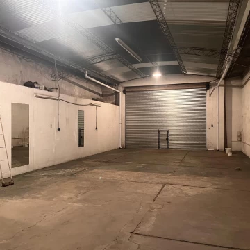 Galpón en Venta - Con vivienda muy buena ubicación