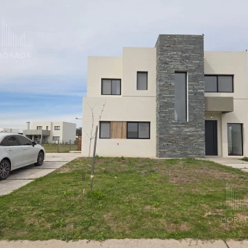 Casa en venta 5 ambientes  Santa Elisa