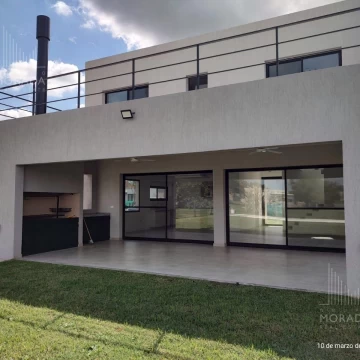 Casa en alquiiler 5 ambientes  Santa Elena