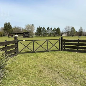 Venta Terreno 1 hectarea Barrio Cerrado Loma Escondida Lujan con riego por aspersion