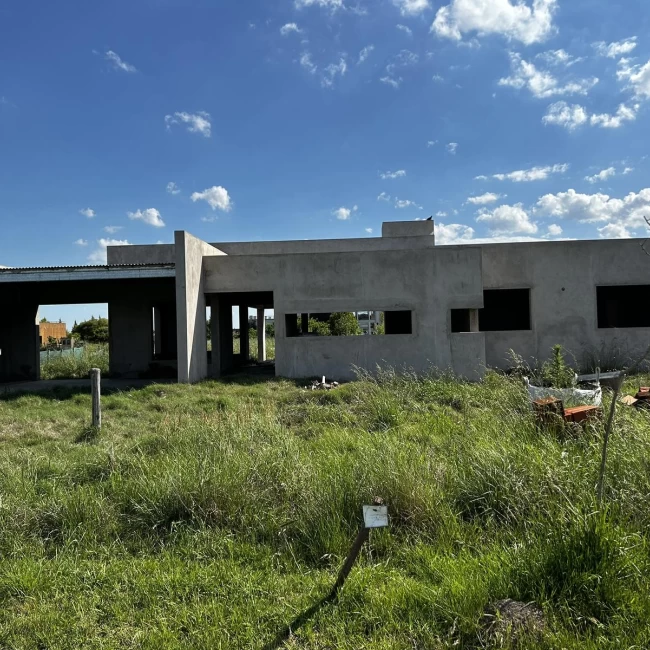 VENTA CASA A TERMINAR BRANDSEN CLUB DE CAMPO CON SPA TERMAL