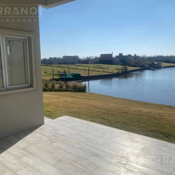 Venta casa a estrenar 3 dormitorios al agua con salida al rio Lujan Barrio Nautico el Cazal.