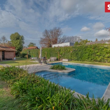 Mapuche CC venta o alquiler,  casa en una planta, 4 cuartos, escritorio, galería. Piscina.