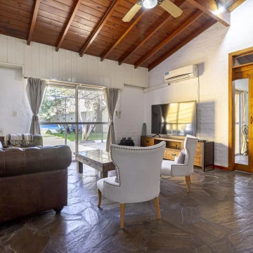 Ingeniero Maschwitz | Casa con 3 Dormitorios   Playroom | Pileta y Jardín. Servicios sobre asfalto.