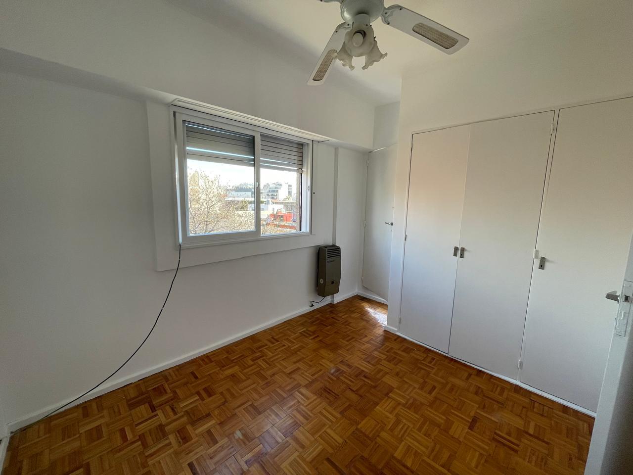 Dormitorio con salida al balcon