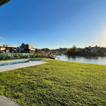 Barrio El Cantón Islas Casa en venta a la laguna con pileta 2 plantas y 4 dormitorios