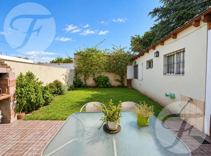 Casa 4 Ambientes con construcción independiente al fondo en Villa Luzuriaga