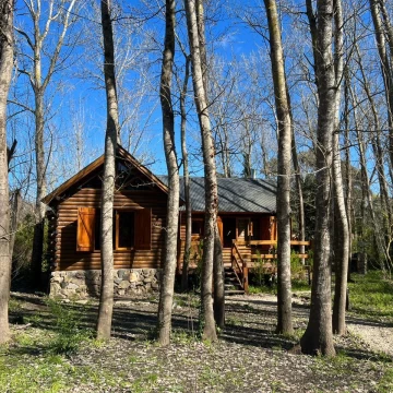 CABAÑA DE TRONCOS EN BOSQUE | 960 M² | A 5 CUADRAS DEL MAR