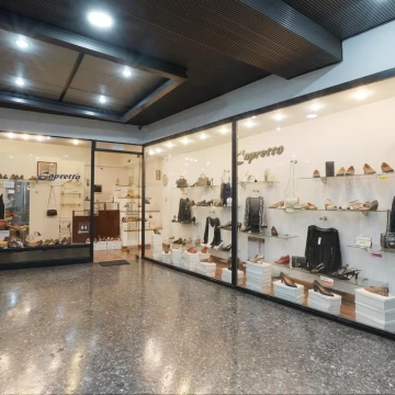 Dos locales en venta en la mejor galeria de Flores. Oportunidad