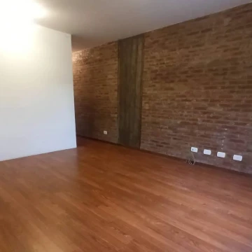 Monoambiente al contra frente, sin balcón. Excelente estado. Todos los servicios.