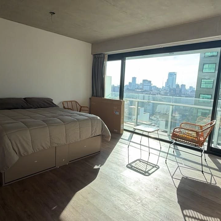 Monoambiente equipado con balcón en piso alto en Quartier del Bajo - Puerto Madero