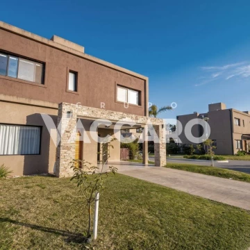 Venta de Casa 4 Ambientes en María Eugenia Residences & Village, Moreno
