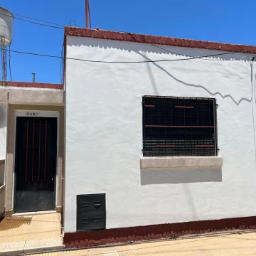 Hilarion De La Quintana 2487 - Casa De 2 Dormitorios Con Patio En Alquiler - Rosario