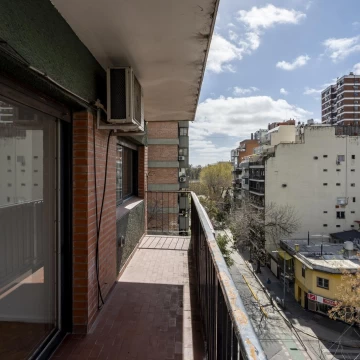 Venta Departamento 2 ambientes al frente, piso alto, balcón corrido y mucha luz en Las Cañitas