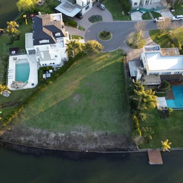 Venta de lote a la laguna de 1246m2 en Barrio Privado San Marco, Villanueva