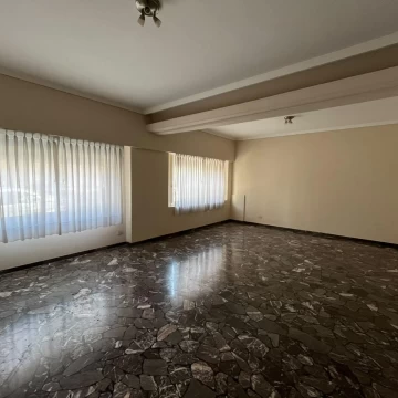 Alquiler de departamento 3 ambientes en Villa del Parque con cochera propia y 2 patios