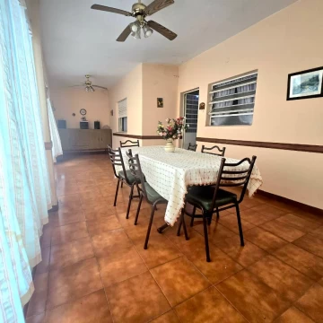VENTA CASA VILLA LUZURIAGA 3 AMBIENTES, DEPENDENCIA DE SERVICIO,JARDIN, QUINCHO.