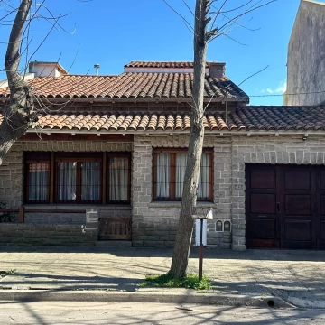 Venta, Casa en PH 4 ambientes al frente en la zona de La Perla