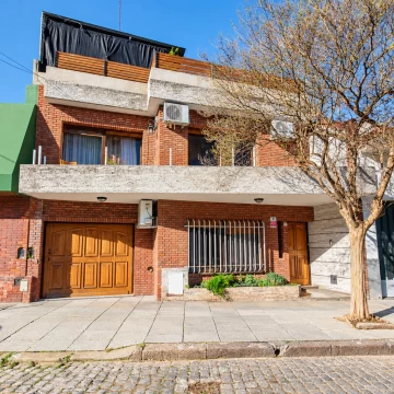 Venta. Casa 4 ambientes. Cochera. Terraza. Nueva Pompeya