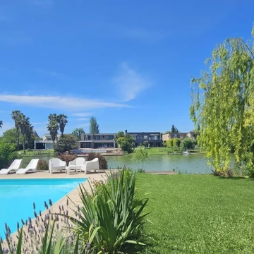 Casa en venta y en alquiler anual -Santa Bárbara, 4 dormitorios, a la laguna