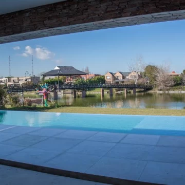 Casa en venta  en Santa Bárbara, de 5 dormitorios, a la laguna impecable