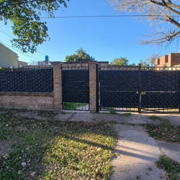 CASA EN VENTA DE 2 DORMITORIOS BARRIO SANTA RITA GRANADERO BAIGORRIA