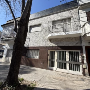 Casa de 3 plantas con gran potencial en Floresta