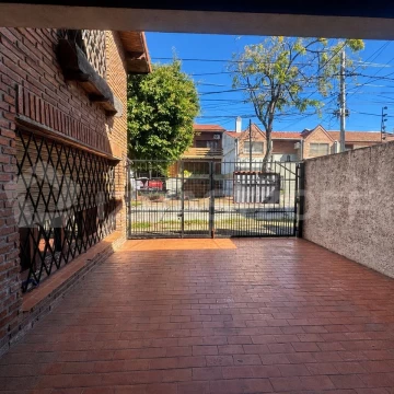 Venta Chalet/PH 7 amb a refaccionar c/cochera, pileta/parrilla/jardin - en Olivos, limite Martinez