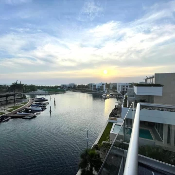 Departamento esquinero con vista a la Marina en Puerto Cancún