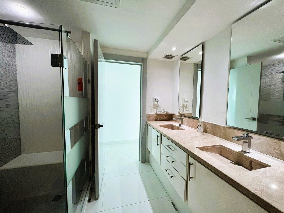 BAÑO CON DOBLE LAVABO