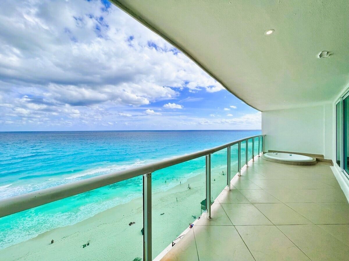 TERRAZA CON JACUZZI FRENTE AL MAR