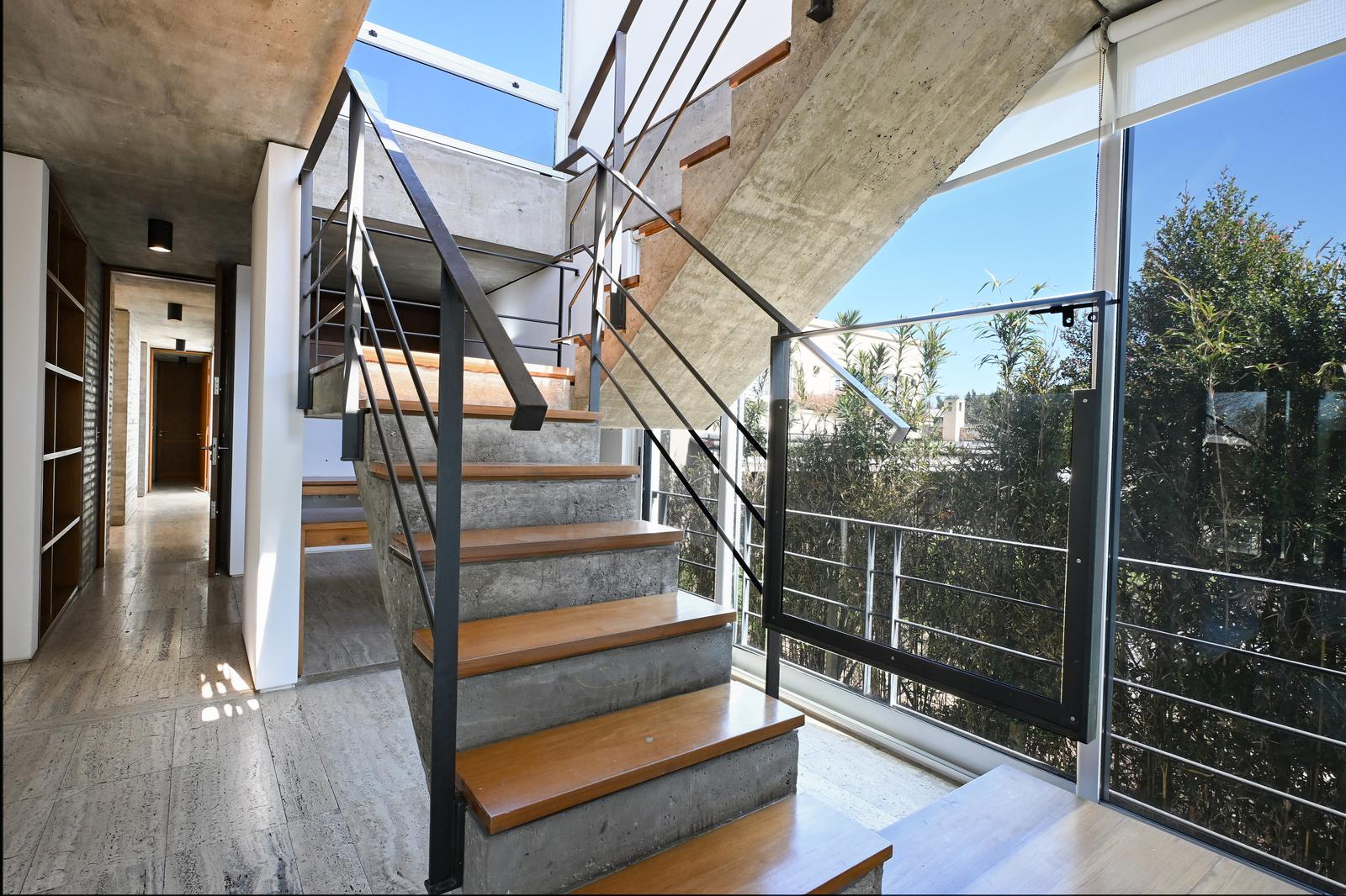 Escaleras hacia 2da planta