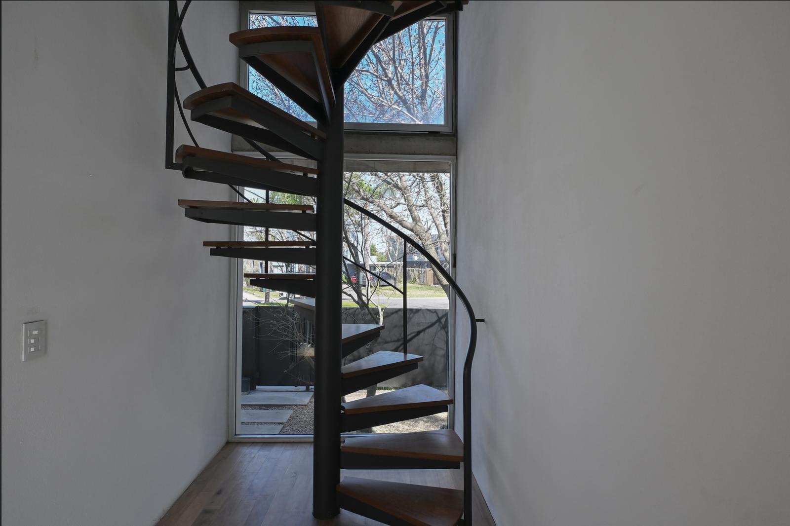 Escaleras hacia el salon de yoga