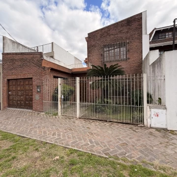 Casa Villa Ballester - Venta - Tres Dormitorios   escritorio. Gge 2 autos. Zona Hölters.