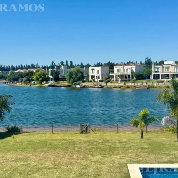 Casa a la laguna con 4 dormitorios en venta en Santa Teresa