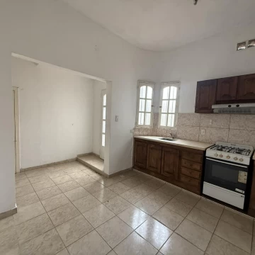 Casa interna única con fondo verde- Echesortu